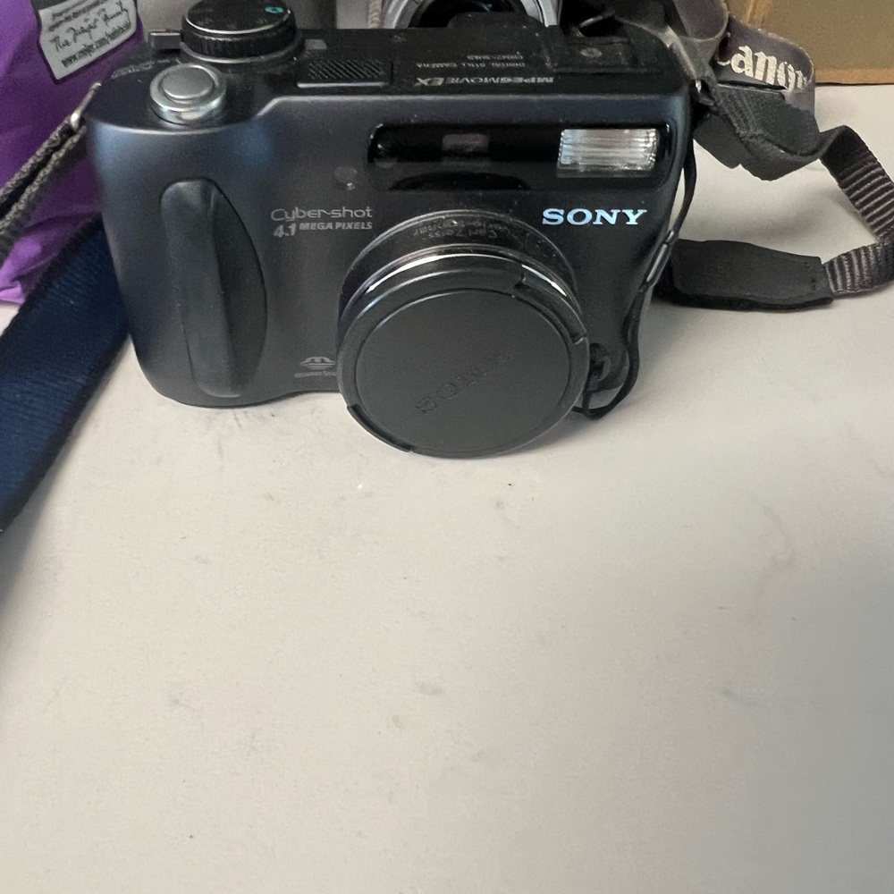 Sony Cyber-shot 4.1 MP Black Camera